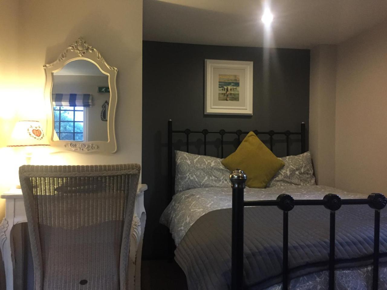 Готель Bonningtons Stansted Self Catering Станстед-Маунтфітчет Екстер'єр фото