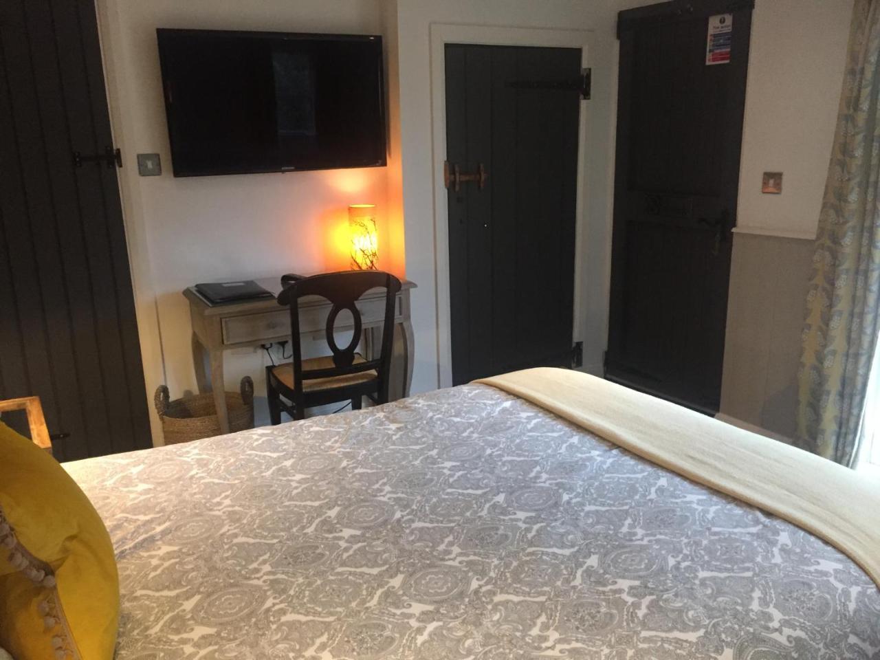 Готель Bonningtons Stansted Self Catering Станстед-Маунтфітчет Екстер'єр фото